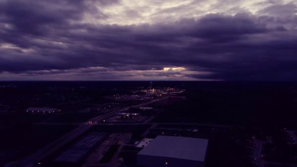 Drone Ansicht Der Lichter Eines Einkaufsplatzes Und Scheinwerfer Von Autos — Stockvideo