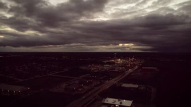 Lexington ve Nicholasville, Kentucky şehirlerini dramatik ve bulutlu günbatımında ayıran Brannon yolu boyunca gece trafiği azaldı.  