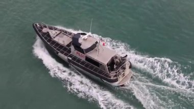 Liman pilotları için kullanılan küçük sürat teknesi takip ediliyor