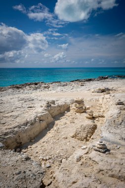 Tropik bir adanın kıyısında yumuşak taş ve kum sıva