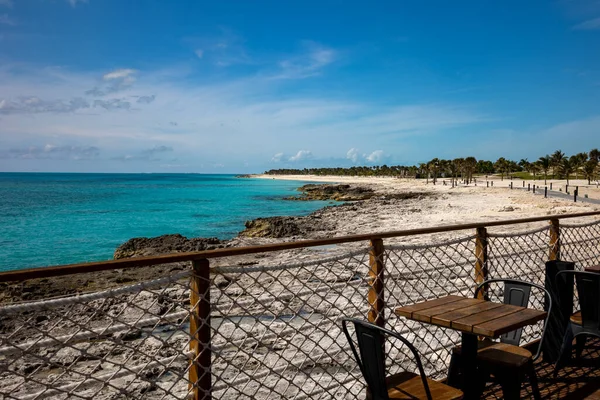 カリブ海のプライベートアイランドにある近くのカフェのテーブルからトルコ石の熱帯のビーチや海岸の形成への眺め — ストック写真