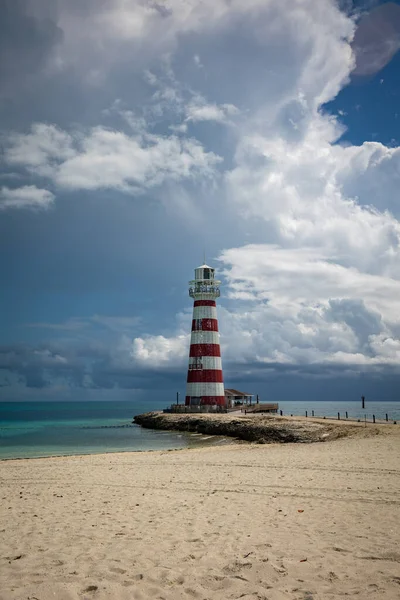 Kenarında deniz feneri olan tropik bir sahil.