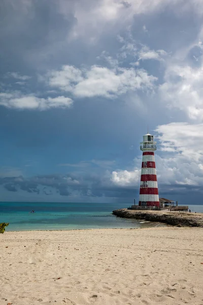 Tropischer Inselstrand Mit Einem Leuchtturm Rand — Stockfoto