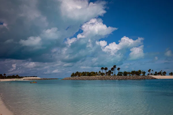 Kleines Rotes Kajak Einer Lagune Auf Einer Tropischen Insel — Stockfoto