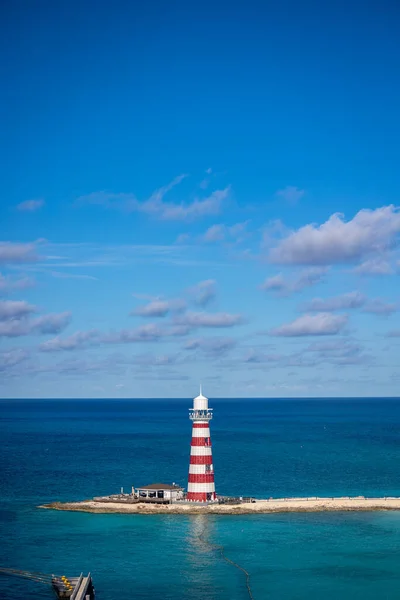 Ein Leuchtturm Auf Einer Tropischen Insel Bei Strahlendem Sonnenschein — Stockfoto