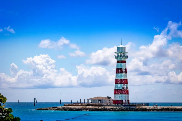 Hafennavigationsinfrastruktur Auf Einer Tropischen Insel Ein Leuchtturm Hintergrund Des Klaren — Stockfoto