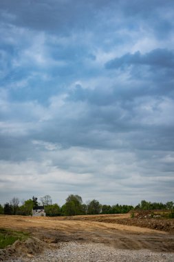İnşaatın kenarında yıkılacak eski terk edilmiş bir ev.
