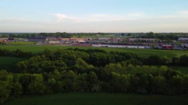 Kentucky 'deki Lexington ve Nicholasville şehirleri arasındaki Brannon Crossing alışveriş merkezini ortaya çıkarmak için tarımsal tarlalar ve küçük ormanlar üzerinde yükseldi.
