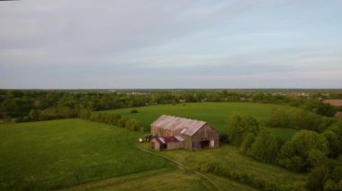 Kentucky, Nicholasville yakınlarındaki Brannon alışveriş meydanına dönen tarımsal tarlalarla çevrili küçük bir tepenin etrafında daireler çiziyor..