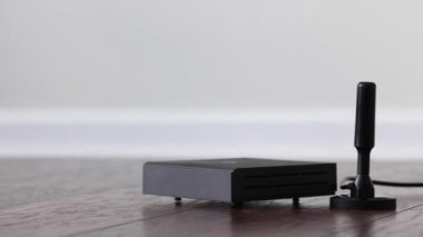 IoT aygıtlarına kablosuz bağlantı sağlamak için elektronik ekipman etrafında daireler çiziliyor