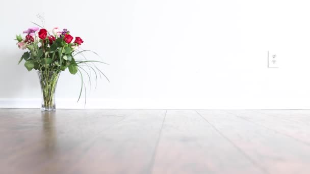 Ковзання Справа Наліво Перед Квітковою Композицією Складається Троянд Довгих Пар — стокове відео