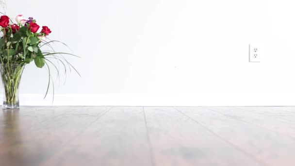 Ковзання Високому Поверсі Порожньої Кімнати Перед Квітковою Композицією Трояндами Декоративними — стокове відео
