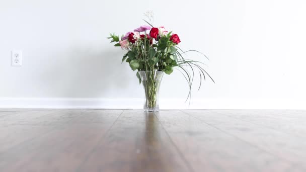 Paralaxní Efekt Kolem Vázy Květinovým Aranžmá Umístěn Laminované Podlaze Vedle — Stock video