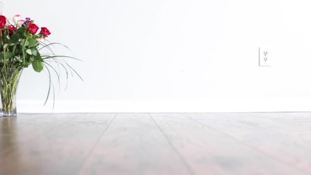 Ковзання Ламінованій Підлозі Перед Вазою Трояндами Квіткова Композиція Порожній Кімнаті — стокове відео