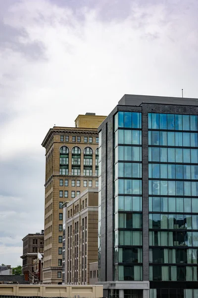 Orta batı şehri Lexington, KY 'nin şehir merkezindeki caddelerde farklı zaman dilimlerinden mimari tarzlarının kesişmesi