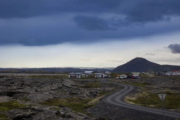 曲がりくねった道火山の噴火口や山を背景にした美しいアイスランドの風景 — ストック写真