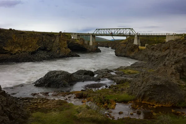 Eine Brücke Über Den Fluss Die Zwischen Vulkanischen Felsformationen Fließt — Stockfoto