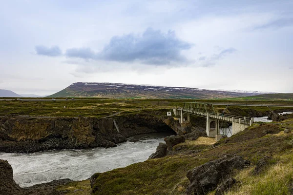 Bro Över Floden Som Rinner Mellan Vulkaniska Klippformationer Norra Island — Stockfoto