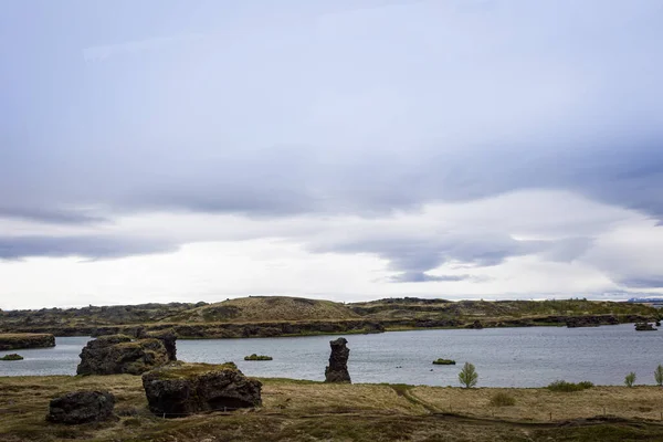 Formações Rochosas Vulcânicas Lado Lago Norte Islândia — Fotografia de Stock