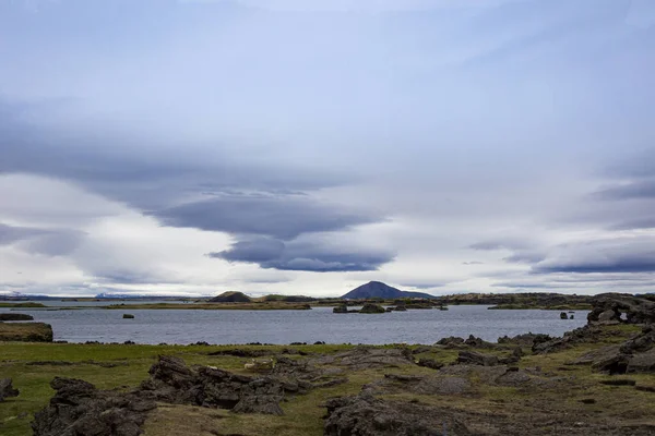 Vulkanické Skály Islandské Pastvě Ovcí Před Jezerem Kráterem — Stock fotografie