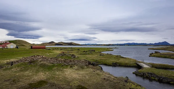 Farm Buildings Shore Lake Icelandic North Volcanic Crater Mountain Range — ストック写真