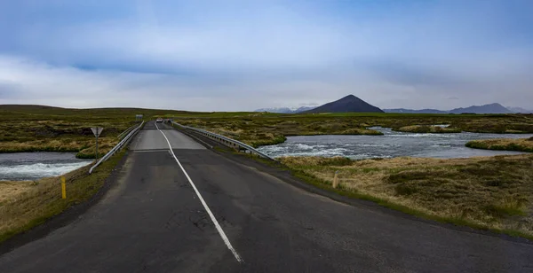 Puente Una Carretera Que Conduce Cráter Volcánico Norte Islandia — Foto de Stock
