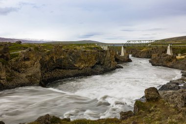 Kuzey İzlanda 'da volkanik kayalar arasında akan nehirde akan suyun gücü.