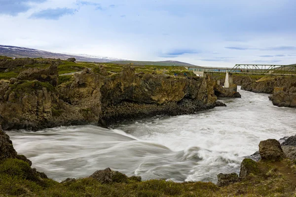 Ροή Του Ποταμού Προς Γέφυρα Μέσω Ισλανδικού Τοπίου — Φωτογραφία Αρχείου