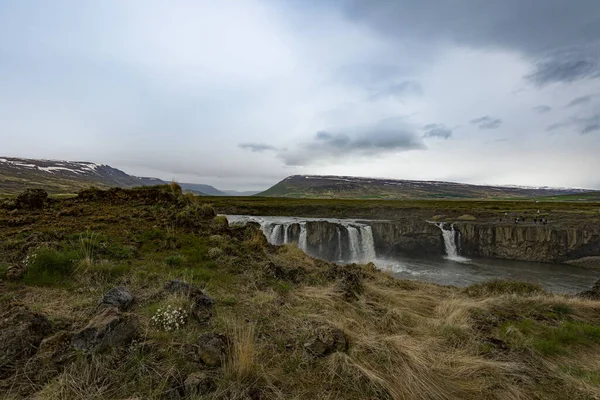 Vegetações Escassas Uma Pequena Colina Frente Godafoss Falls Norte Islândia — Fotografia de Stock