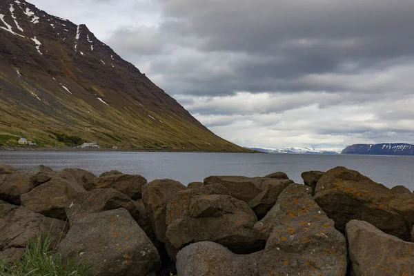 Rochers Sur Rivage Fjord Près Safjrur Islande Chaîne Montagnes Pente — Photo