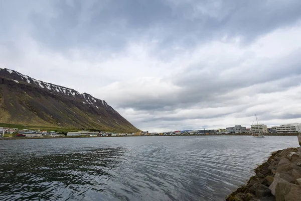 アイスランドのAkureyri市の近くのフィヨルドの隣の歩道の前の貨物と配達パレット — ストック写真