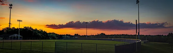 Lexington 'daki beyzbol stadyumlarından birinde, Kentucky Gazi parkında, sabahın erken saatlerinde..