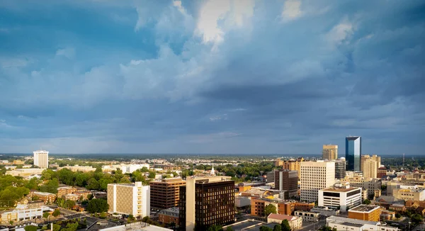 Lexington, Kentucky şehir merkezinin hava görüntüsü. Sağ taraftaki finans ofislerinin yüksek binaları. Yerel üniversite kampüsü ve soldaki idari bina..
