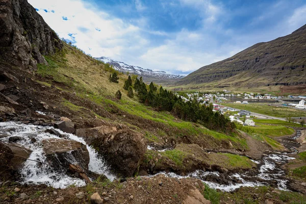 Κοιλάδα Του Χωριού Seydisfjordur Στην Ισλανδία Ροή Των Γάνωσης Τήξης — Φωτογραφία Αρχείου