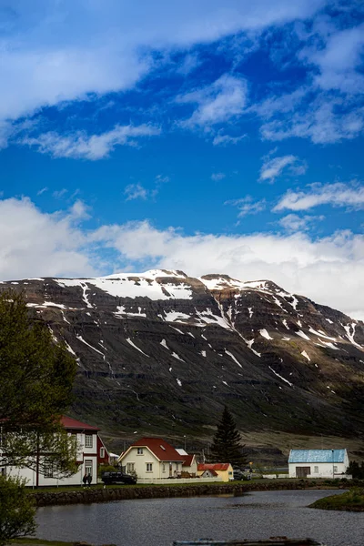 Houses Outskirts Snow Covered Mountains Banks River Majestic Icelandic Landscape — Foto Stock