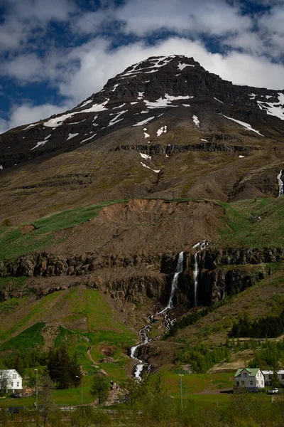 Flow Water Melting Glaciers Creating Waterfalls Slopes Mountain Village Seydisfjordur — Photo