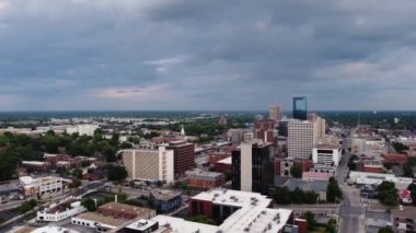Kentucky, Lexington şehir merkezinin havadan çekilmiş görüntülerinden, fıskiyeler ve at figürleriyle dolu safkan parkın çimlerini ortaya çıkarıyor.