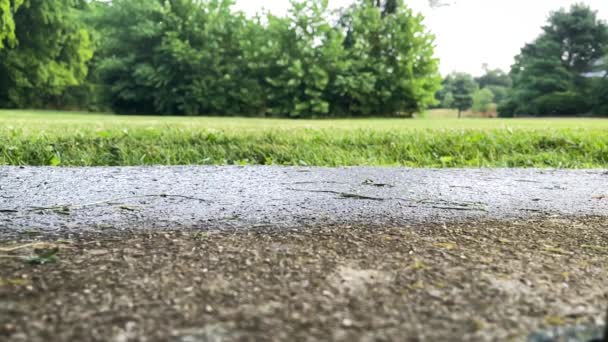 Mouvement Lent Des Gouttelettes Pluie Tombant Sur Bord Surface Béton — Video