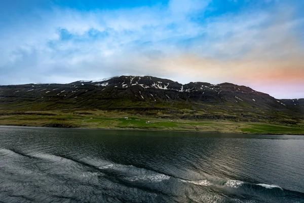 Rays Light Reflect Atlantic Ocean Water Surface Close Shoreline Iceland — Foto Stock