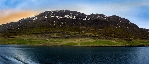 Icelandic Mountain Pinnacle Close Body Water Rays Colorful Light Surface — ストック写真