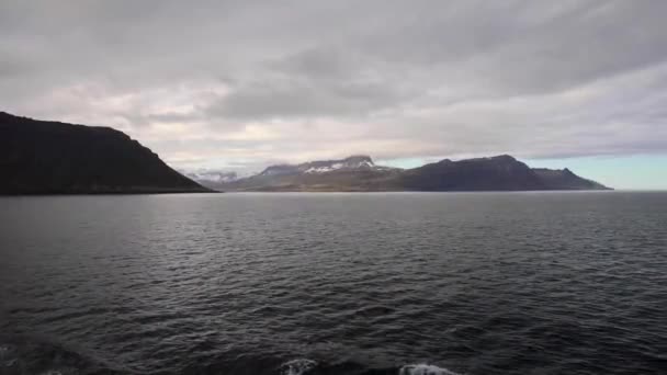 Sliding Water Surface Atlantic Ocean Front Icelandic Mountain Ranges Covered — Stockvideo