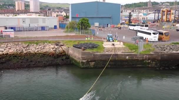 Workers Use Tractor Deal Heavy Rope Bot While Attaching Port — Vídeos de Stock