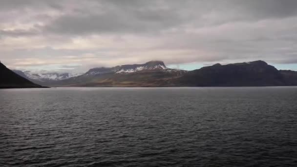 Насуваючись Гірський Хребет Вкритий Снігом Поясом Хмар Поверхні Води Ісландії — стокове відео