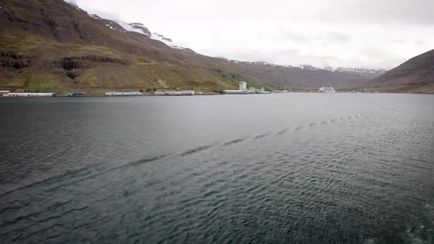 Footage Taken Nautical Vessel Sailing Away Icelandic City Seydisfjordur Fjord — Video