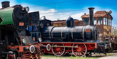 Eski buharlı tren motorları rayların sonuna yerleştirilmiş.