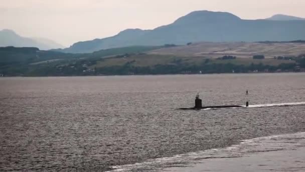 Pequeño Submarino Está Viajando Lentamente Través Del Agua Siguiendo Barco — Vídeos de Stock