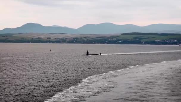 Submarino Emergiu Superfície Perto Costa Inglesa Seguindo Observando Navio Cruzeiro — Vídeo de Stock