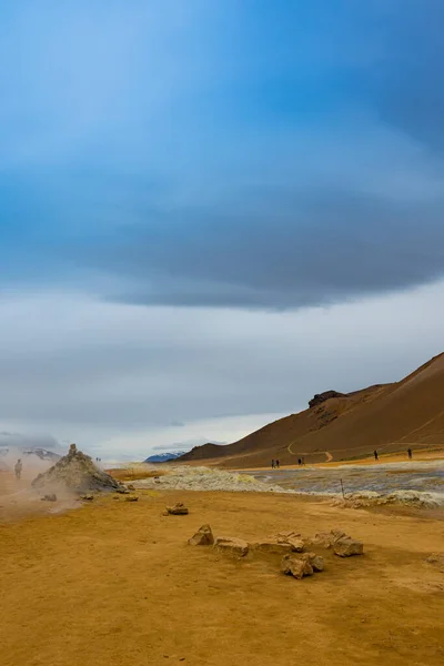 Gente Observa Los Terrenos Zona Geotérmica Hverir Norte Islandia Vapor — Foto de Stock