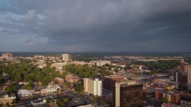 Kentucky Üniversitesi kampüsü ve Lexington, KY şehir merkezi manzarası