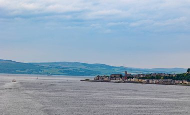 Arka planda güzel bir deniz manzarası var.